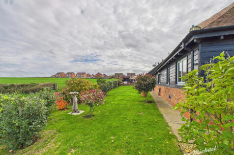 CAM03218G0-PR0822-STILL009