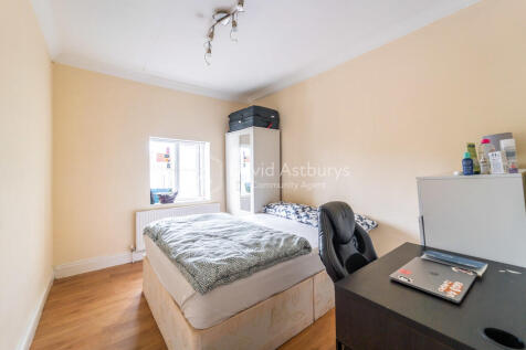 HMO property- suitable for sharers/ students. Three bedroom apartment with two bathrooms! With three equally sized rooms and a large bathroom along with an en-suite bathroom. Located on Haverstock Hil