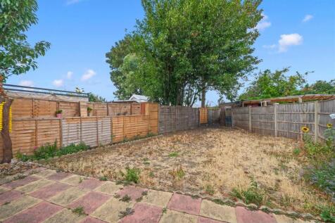 REAR GARDEN1.JPG