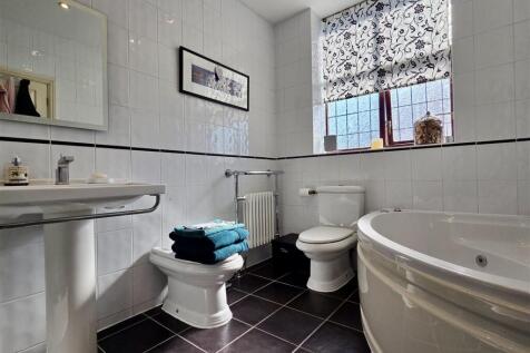 EN SUITE BATHROOM/WC