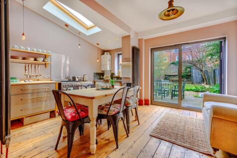 All bills included. Stay in a charming Victorian semi-detached home near Gloucester Road's indie shops and cafés. Sleeps up to 5, with period fireplaces, a boho-style interior, French doors to private