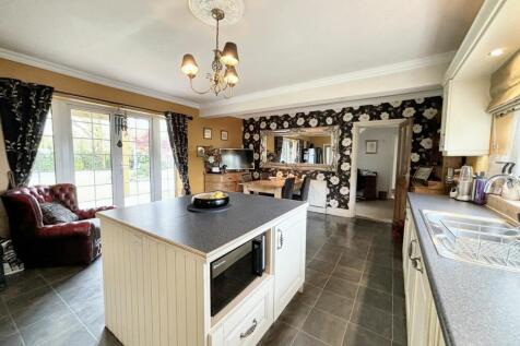 5 bed, 2 bath Farm House in Manchester - Photo 7