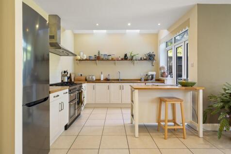 2 Meadow Road Claygate KT10-008.jpg