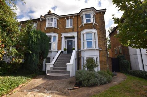 Petty Son and Prestwich are pleased to offer for rent this well presented one double bedroom, top floor, period conversion.