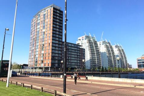 Martin & Co are delighted to offer this stunning one bedroom apartment at City Lofts, Salford Quays. Located in the heart of the quays providing waterside living and easy access to Media City and Manc