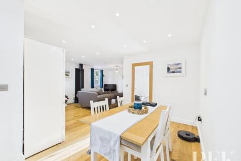 Kitchen / Living Area