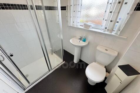Loadingbank Court, Kilbirnie shower room