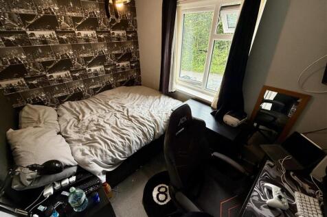 FRONT SINGLE BEDROOM