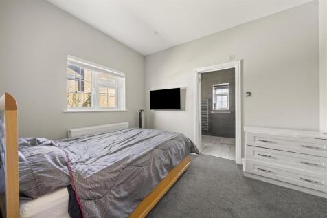 Westmoreland Ruxley Crescent Claygate KT10-21.jpg