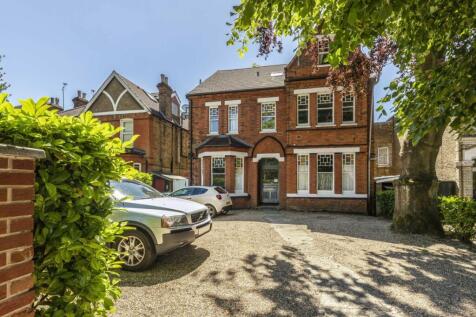 A well-presented split-level two double bedroom apartment set within this imposing period building. Offering good living space throughout, period features, access to well maintained communal gardens a