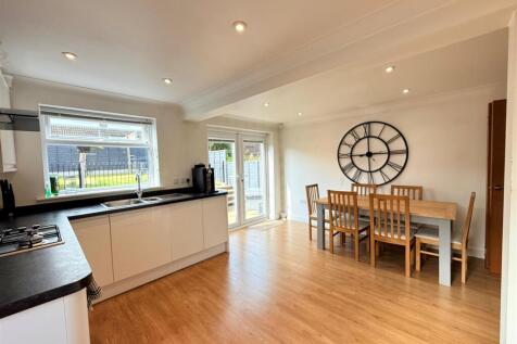 kitchen to dining roon.jpg