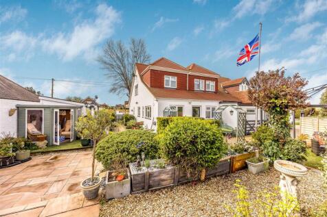 250 Havant Road, Hayling Island-Small-PorticoMarke