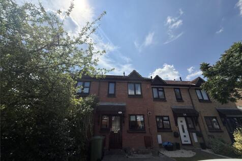 LOVELY TWO BEDROOM HOUSE WITH GARDEN AND TWO PARKING SPACES IN A PRIME LOCATION. This great property comprises a good size kitchen with fridge/freezer and washer/dryer, a brand new hob and oven to be
