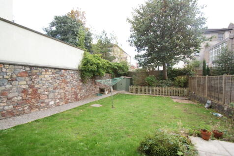 SUPERB TWO BEDROOM GARDEN FLAT WITH PARKING, This lovely property, situated just off of Whiteladies Road offers, private entrance with video entry phone, fully fitted kitchen with electric cooker, ele