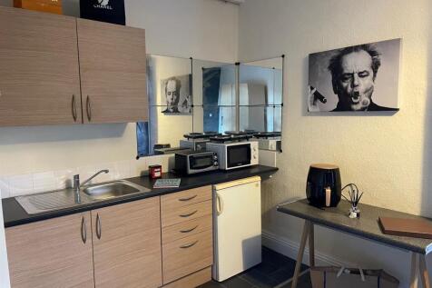 Stoneacre Properties are offering this spacious studio apartment free private parking at the back of the property. This property comes furnished with a bed, wardrobe, fridge, microwave and a separate