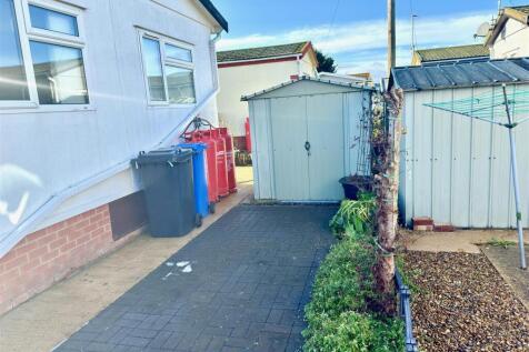 SIDE GARDEN OR PARKING.jpg