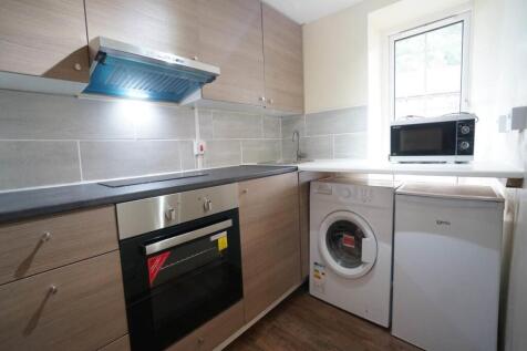 2 Bedroom Flat in LL57 1YE