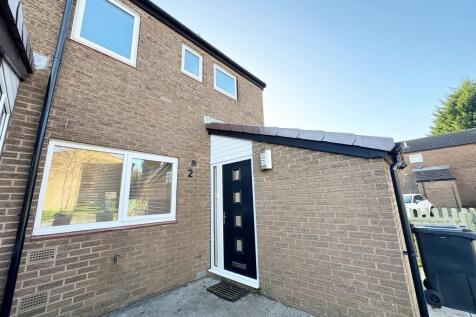 A beautifully presented three-bedroom property offering a spacious open plan living area, a contemporary high-gloss kitchen with wood worktops, a modern family bathroom plus an additional en-suite. Fi