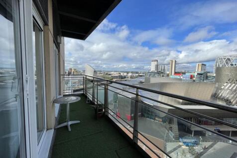 A superb two bed apartment located in the heart of Salford Quays. This property boasts a huge open plan lounge/dining kitchen area which has been decorated to the highest of standards. The fitted kitc