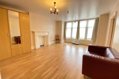 01 Bed Studio Flat - Separate Kitchen - First Floor Excellent Location in Ealing Broadway A well-presented and spacious First Floor one-bed studio flat ideally located in the heart of Ealing Broadway,