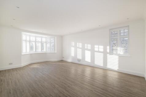 Beautifully refurbished apartment with underground parking in prestigious gated block, located just off Ridgway, close to Wimbledon Village and the Common and with excellent transport links.