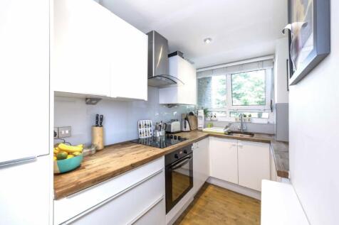 A spacious and well presented one bedroom first floor maisonette just seconds away from Tooting Common. Treherne Court is ideally located within easy each of Tooting Bec Tube station and the plethora