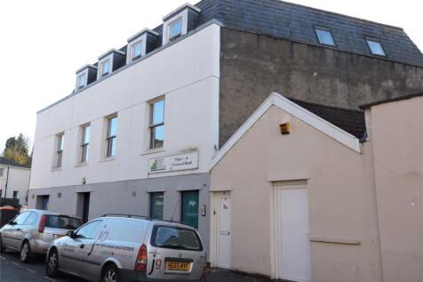 Key features: FOUR ROOMS AVAILABLE, large bedrooms, regular bus links, 15 minute walk to Bristol City Centre. This SPACIOUS 6 double bedroom property is tucked away in a HIGHLY SOUGHT AFTER LOCATION a