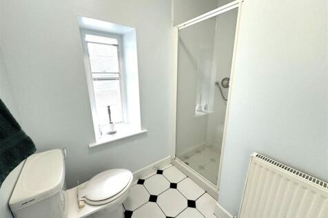 shower room off cloak.jpeg