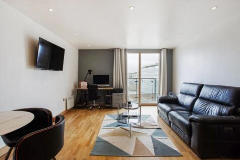 A well presented and well proportioned two bedroom apartment, situated on the fourth floor of this modern development in Limehouse. The apartment is well positioned for access to Canary Wharf and the