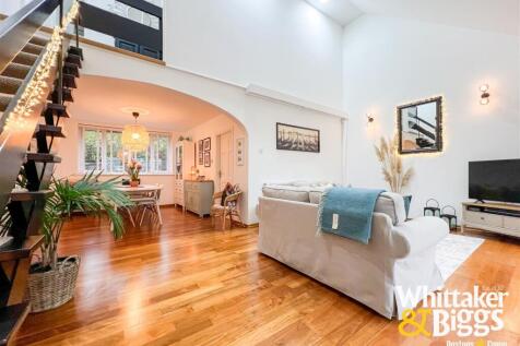 Sitting & Dining Area