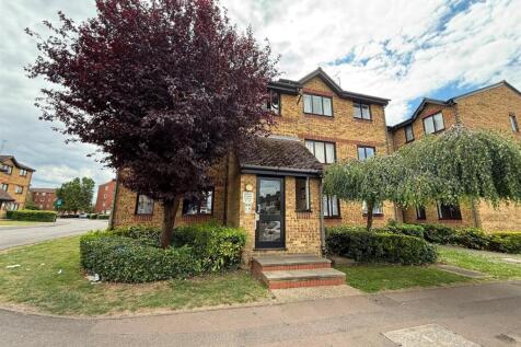*NO ADMIN FEES* RESERVE THIS PROPERTY TODAY WITH A HOLDING DEPOSIT OF ONLY 1 WEEK'S RENT! Breens are delighted to offer for rent this one bedroom second floor apartment situated within close proximity