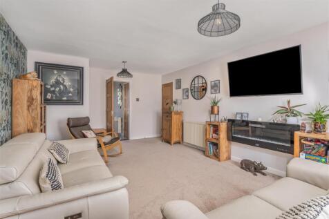 8 Buzzards Close, Little Bourton-5.jpg