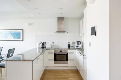 A bright and spacious 871sqft two bedroom duplex apartment located moments from Farringdon station. Set over both the fifth and sixth floor this apartment comprises a generous open plan kitchen and li