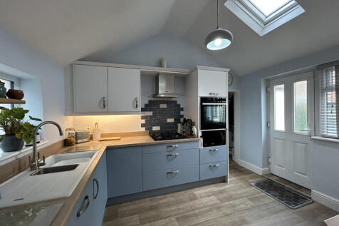 Kitchen 2.JPG