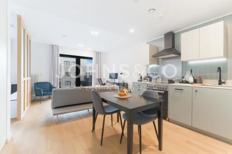 JOHNS&CO present this stunning studio apartment, situated in the highly sought after ?The Brentford Project? development. The luxurious property has a bright open plan living space with stylish kitche
