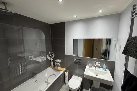 BATHROOM  679 MORELLO.jpeg