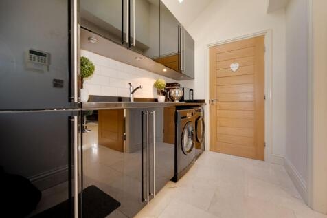 KITCHEN, SITTING ROOM AND LOUNGE/DINING ROOM