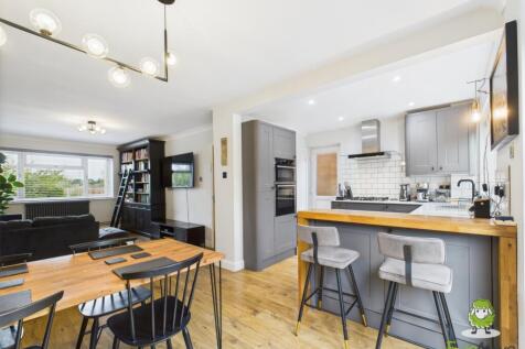 EweMove Basingstoke Avon Road Kitchen Dining room