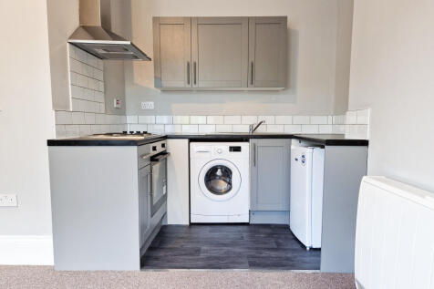 ***WELL PRESENTED, MODERN GROUND FLOOR ONE BED - EXCELLENT TRANSPORT LINKS, IDEAL FOR COMMUTING*** Available now on an unfurnished basis, this modern ground floor one bed flat flat is ideal for a sing