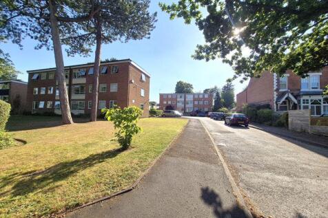 WELL PRESENTED FIRST FLOOR APARTMENT WITH TWO DOUBLE BEDROOMS, GENEROUS RECEPTION ROOM, GARAGE AND OFF ROAD PARKING, LOCATED IN A QUIET CLOSE IN BOLDMERE. The property benefits from being close to Bol