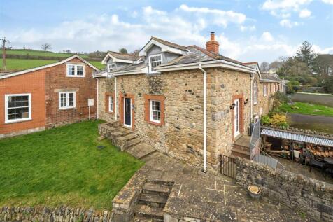 Mews Front Side bl.jpg