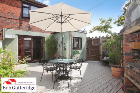 ENCLOSED REAR GARDEN