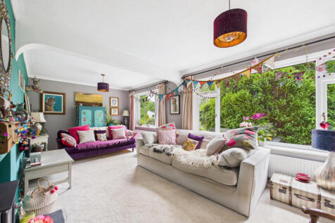 CAM01354G0-PR0516-STILL001