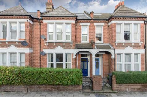 Beautiful Victorian ground floor garden flat offering flexible living accommodation, private patio garden and spacious kitchen/diner. Ideally located just moments from Clapham South Underground, Balha