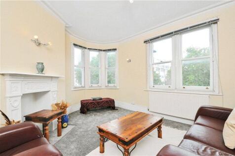 A lovely two double bedroom apartment which has been refurbished throughout to include a new kitchen and bathroom. Located on the corner, the reception has a bright bay area with dual aspect and the h