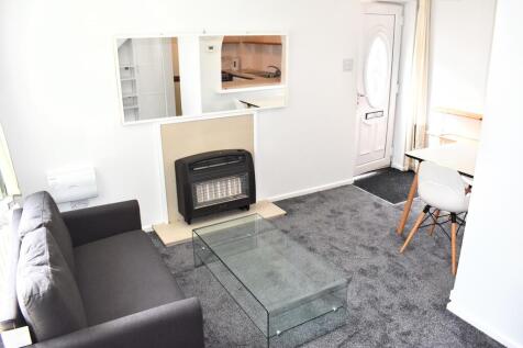 AVAILABLE 17/08/2026
A newly refurbished ONE BED maisonette Located off DICKINSON ROAD in Rusholme on a peaceful Cul De Sac. This property consists of an open plan lounge and fitted kitchen. A modern