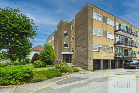 AVAILABLE 18 SEPT - 2 bed Flat in LS17 - A fantastic opportunity to rent this LARGE 2 DOUBLE BEDROOM 1st floor apartment in a fantastic location just off Street Lane between Moortown Corner and Roundh