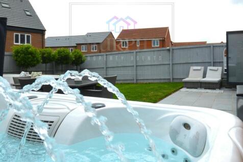 Seam Way, Pontefract (38)Hot tub.JPG