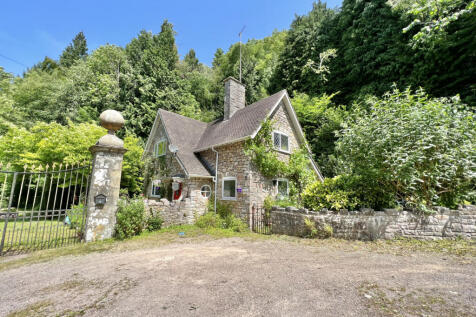 IMPRESSIVE IRON GATED, 3 Bedroom COUNTRY Home