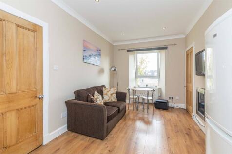 Well presented 1 bed apartment in excellent locale, close to all amenities and city centre. Hallway with all rooms off through to spacious living room, modern kitchen, stylish bathroom, double bedroom